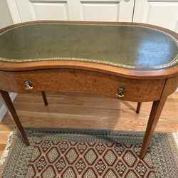 Vintage Mahogany- Kidney-Shaped Side Table With Leather Top
