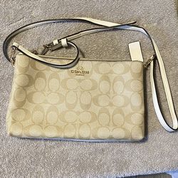 Women’s Coach shoulder purse