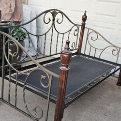 ** Beatiful Vintage Wood/Metal Twin Day bed**