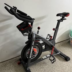 SCHWINN IC4 INDOOR SPIN BIKE - EXCELLENT CONDITION - RETAIL 800