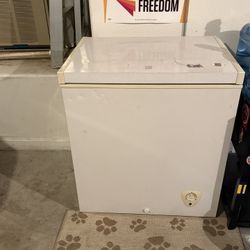 Chest Deep Freezer – Compact & Works Great (22”D x 29”W x 33”H)