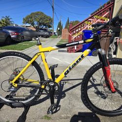 Giant Mountain Bike Medium Frame 
Great Condition Ready to Ride