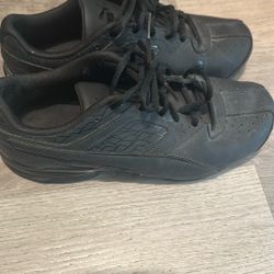 Men’s PUMAS SIZE 8