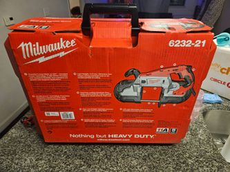 Milwaukee Deep Cut Variable Speed Ban Saw Kit