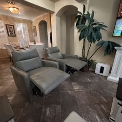 Beautiful set of two Henredon Keira Zero gravity power leather recliners chairs in new conditions