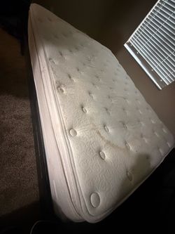 Queen sz mattress w bedbox