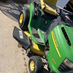 John Deere L100 Riding Lawn Mower