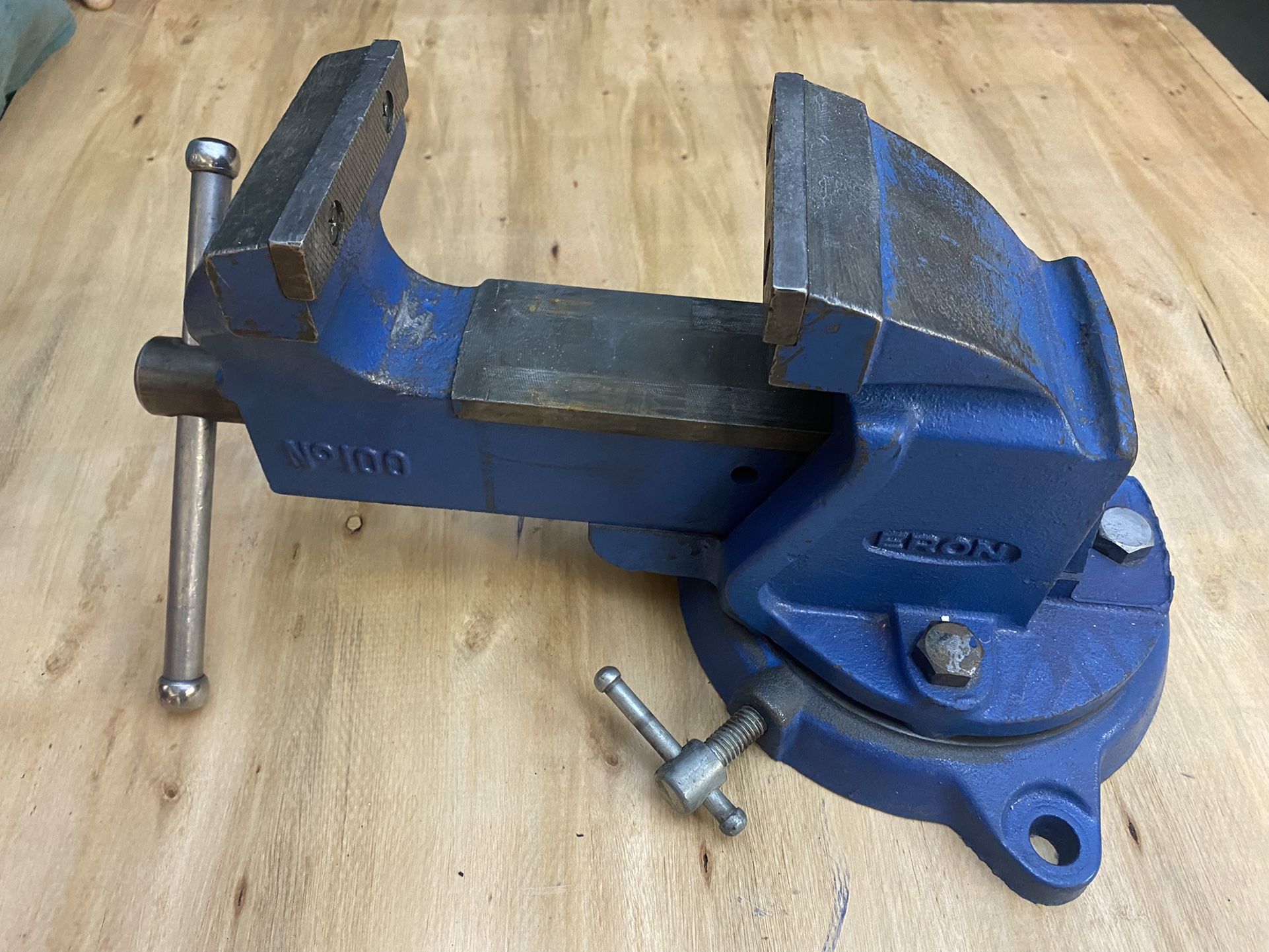 Eron No. 100" 4" Bench Vise with Swivel Base
