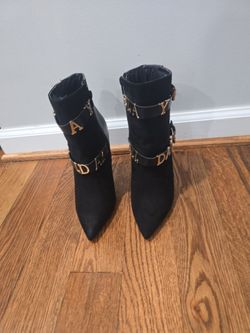 Botas.con letras color oro y negro  medida  #7