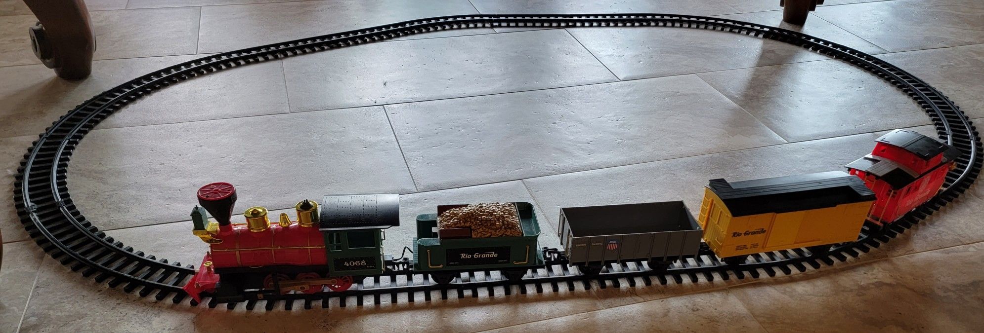 Train Set β 5 Cars with Track, Battery Powered