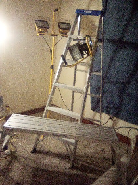 Light With Stand 6 Ft Ladder And Aluminum Bench