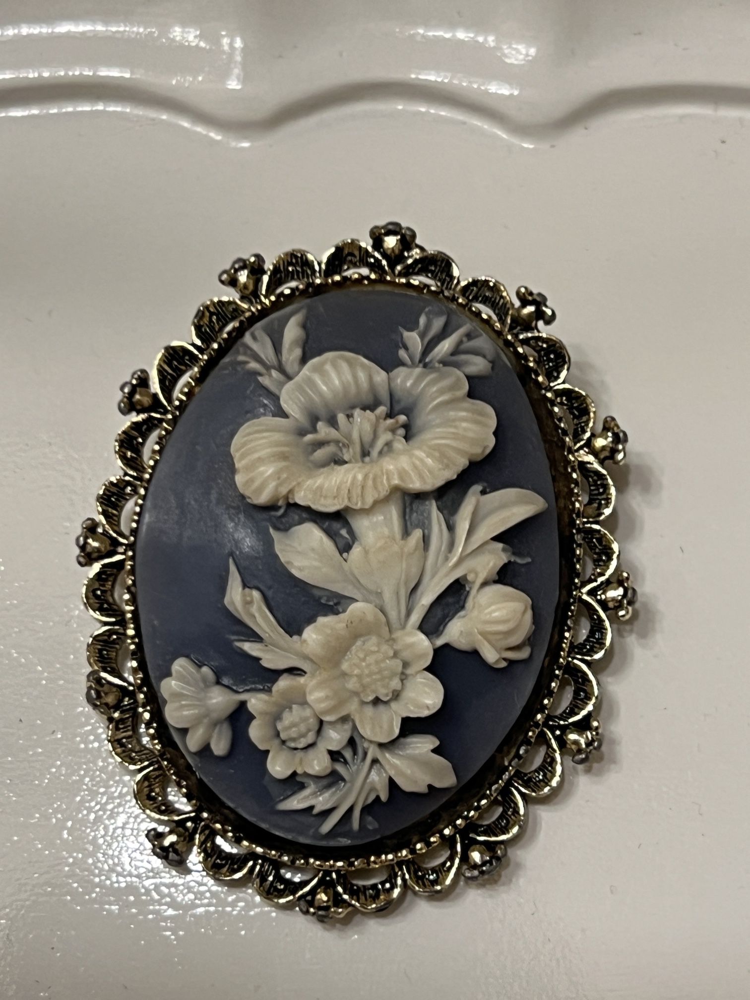 ANTIQUE VINTAGE GERRY'S WHITE FLORAL CAMEO PENDANT AND/OR BROOCH 