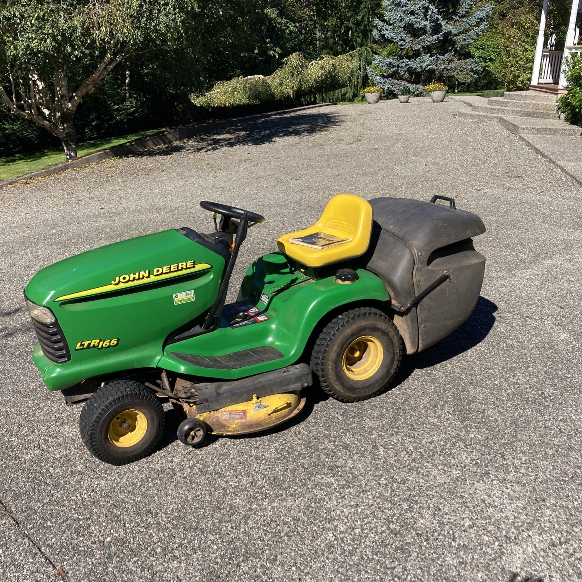 2002 John Deere Lawn Tractor LTR166