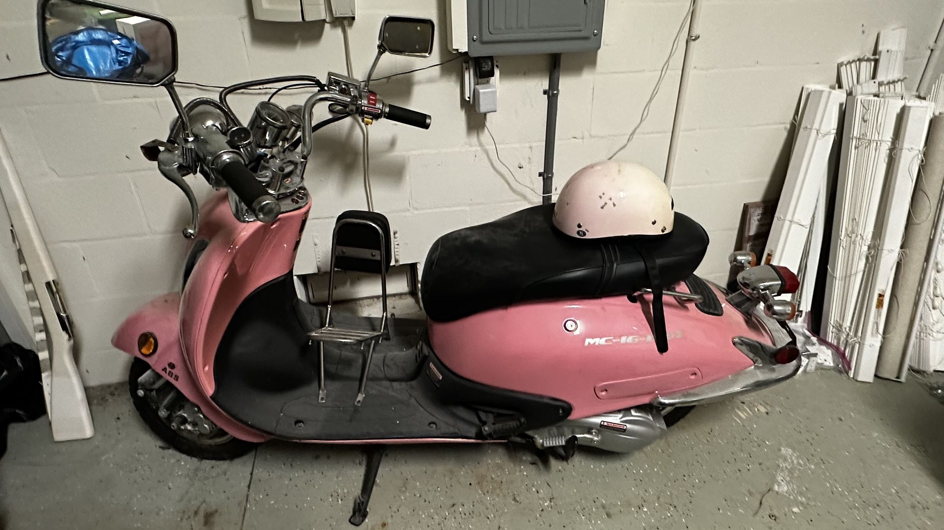 Pink retro Scooter