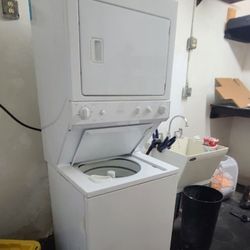Stacked General Electric Washing Machine & Dryer Combo