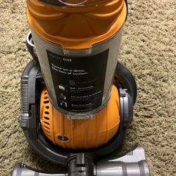 VACUUM DYSON WORKS GREAT 