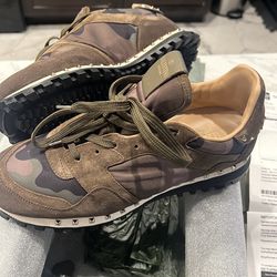 Valentino sneakers  9  1/2