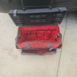 Milwaukee 24 In Rolling Tote Handle Sticks And The Lid Is Offset See Photo And Documents