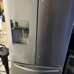 Whirlpool Standard Depth Refrigerator/freezer With Ice Maker And Water Dispenser