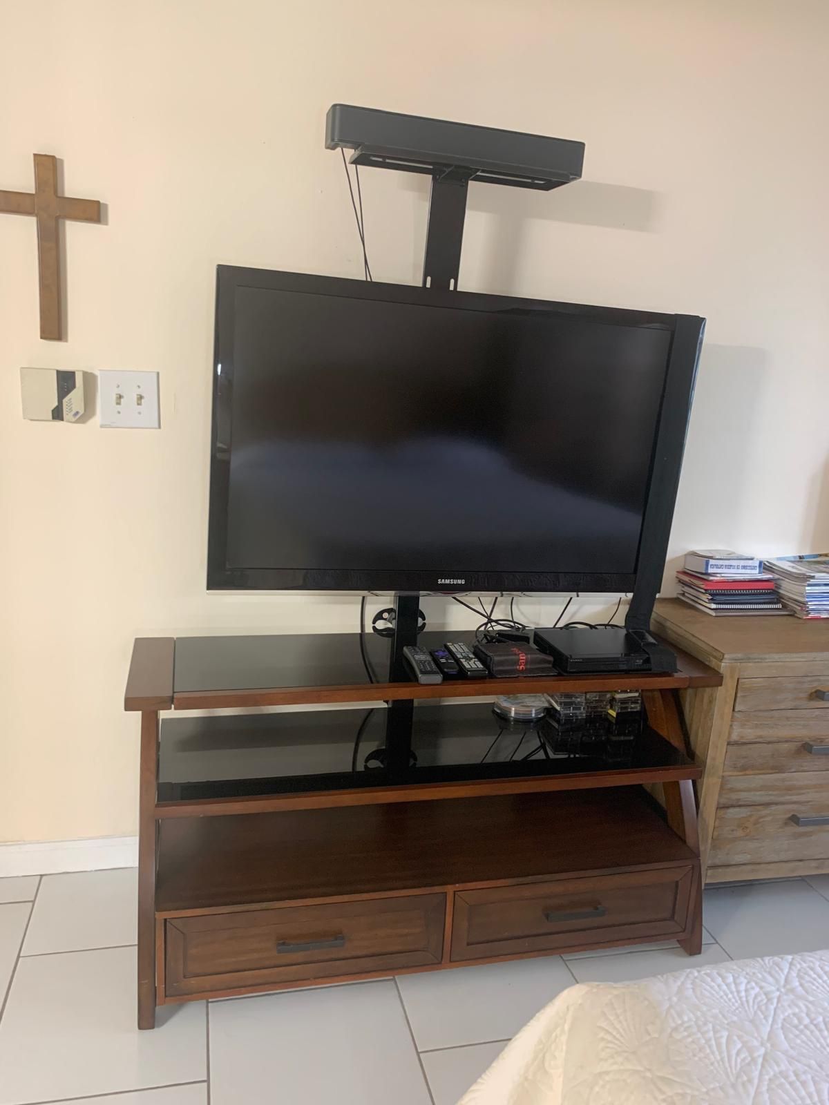 Wooden TV Stand with Mount/Mueble de TV con Soporte