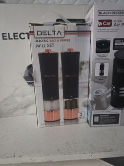 Electric salt and pepper mill set