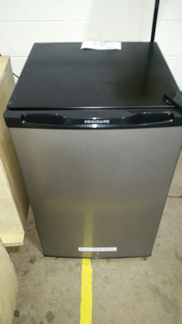 Almost New Frigidaire Refrigerator Medium Size Dorm Fridgest