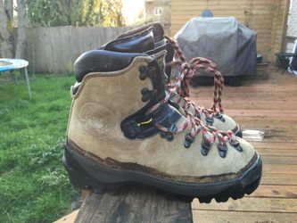 LaSportiva Makula mountaineering boots. Had them for years but never really used them. Men's size 8 or 41