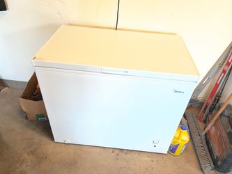 Midea 10.4 Cu ft freezer