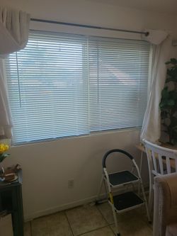 BRAND NEW WHITE ALUMINUM CORDLESS BLINDS.. SIZES I PICTURES.. 8 DOLLARS EACH... PICK UP I BLOOMINGTON.. SE HABLA ESPANOL..