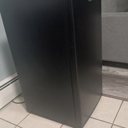 Black Galanz Small REFRIGERATOR. 