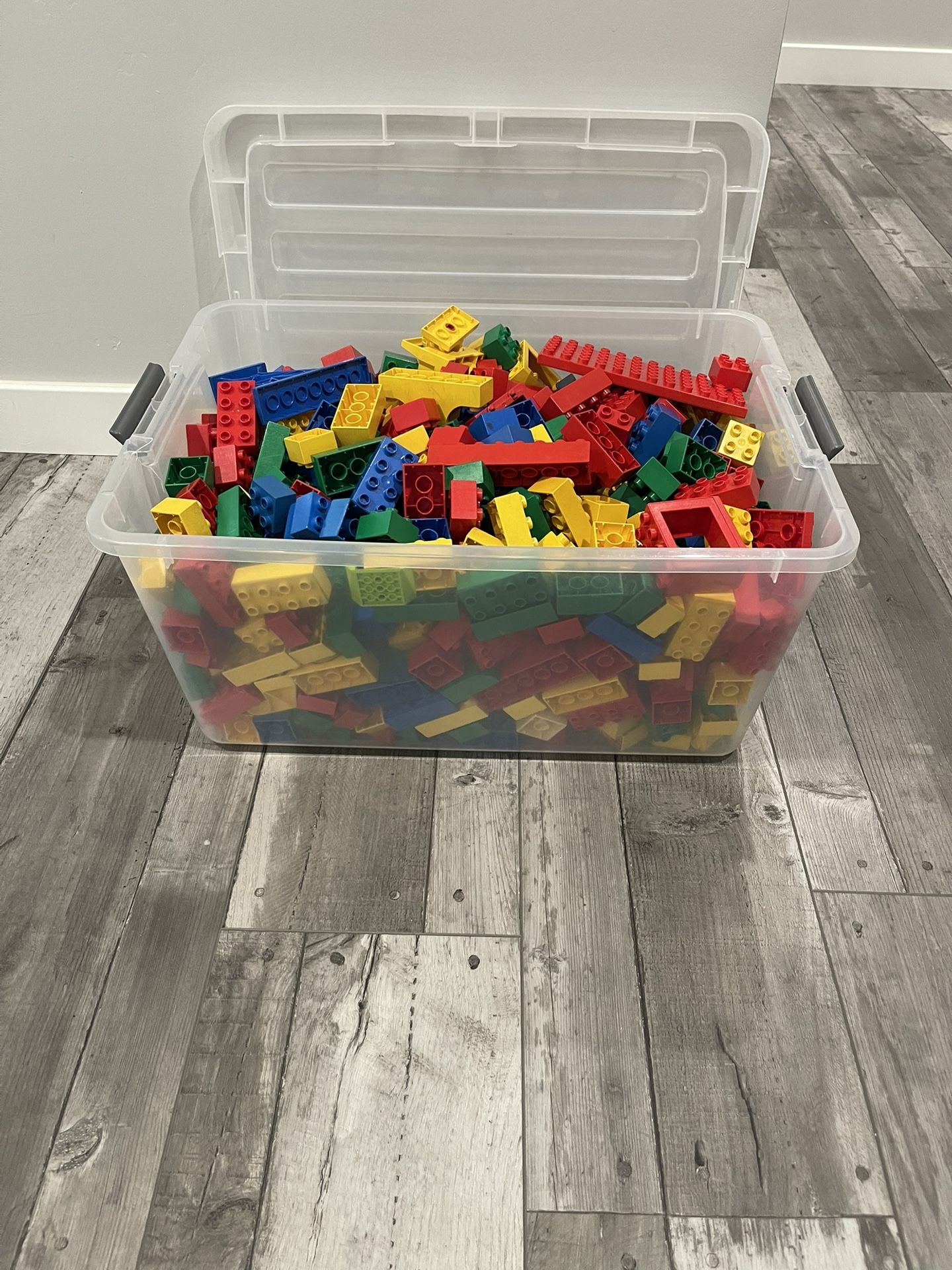 Lego Blocks - 684 PCs / 14 Pounds. All In Excellent Condition - Plastic Tub Included