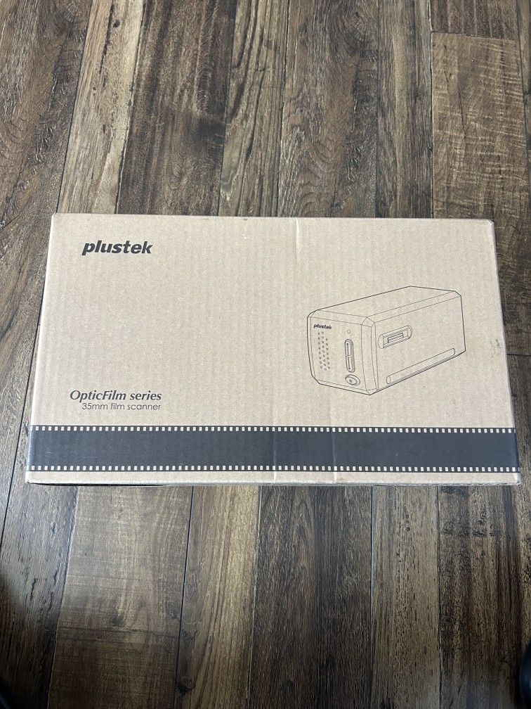 Plustek OpticFilm 8200i SE , 35mm Film & Slide Scanner. 7200 dpi / 48-bit Output. Integrated Infrared Dust/Scratch Removal. Bundle Silverfast SE Plus