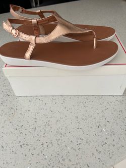 New Women’s Sandals FitFlop Rose Gold T-Strap Sandals size 11. Natural leather. Very comfortable.Natural arch support.