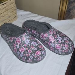 Women Crocs Size 11. $10  In Farmersville 