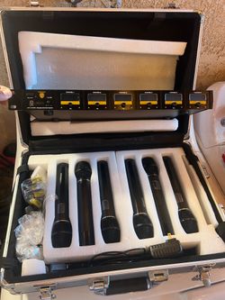6 wireless headphones w/ case