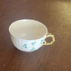 Vintage Belleek Shamrock Basketweave Teacup 6th Green Mark Ireland Flat Cup.
Pre-owned, very good shape, no chips or cracks.
Size Class: Low Flat Te