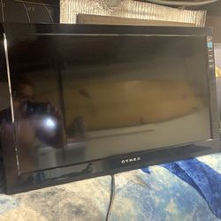 DYNEX 32inch LCD TV W/wall mount kit