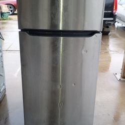 Working 18 Cube Fridge