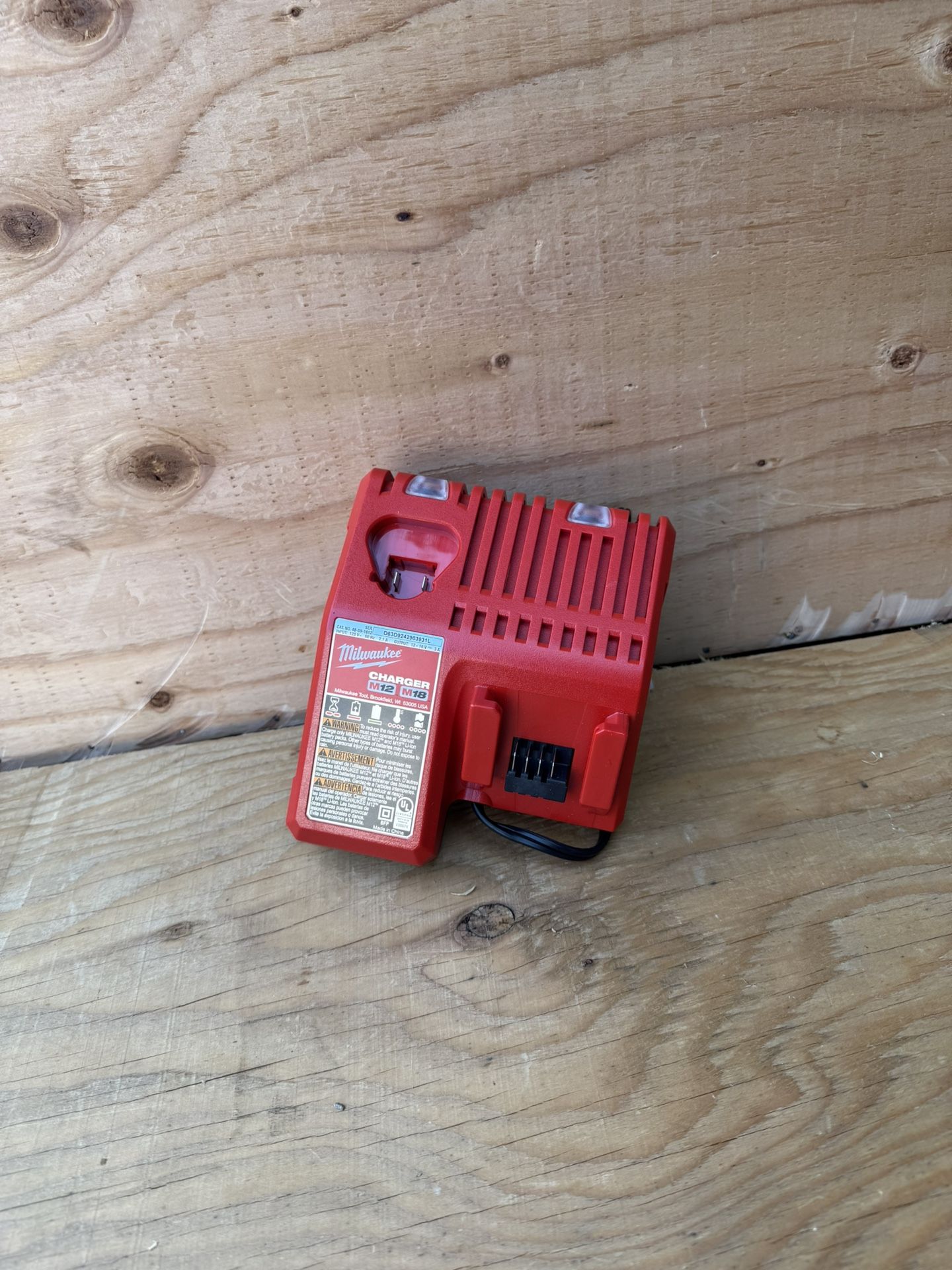 Milwaukee M12 and M18 12-Volt/18-Volt Lithium-Ion Multi-Voltage Battery Charger