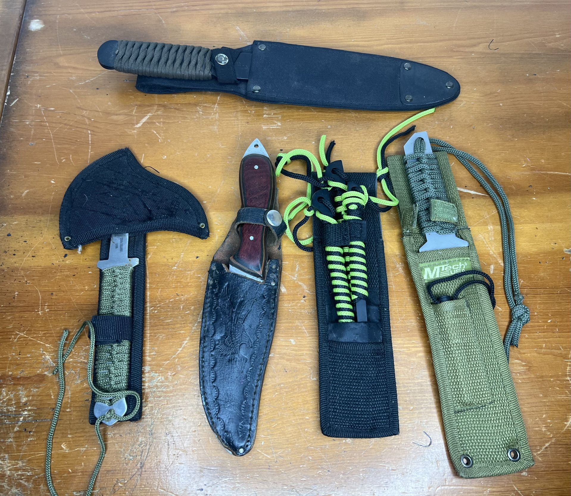 Throwing Sport Knives Targeting 