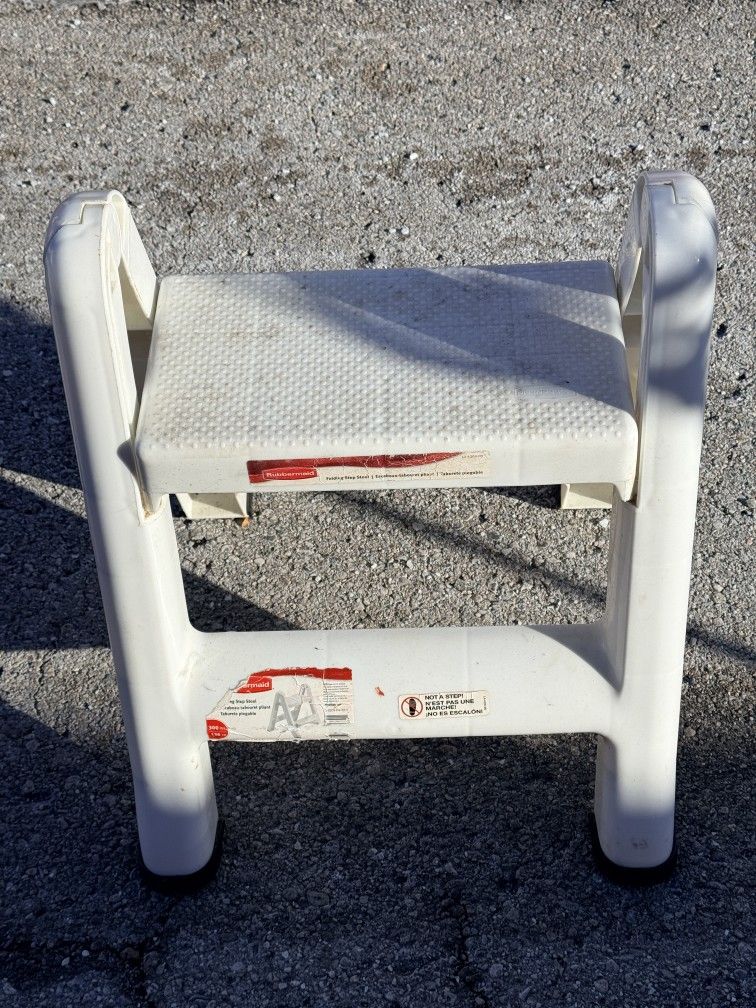 Rubbemaid Folding Step Stool