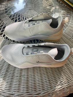 NIKE SHOES SIZE 8 LIKE NEW 