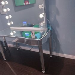 Vanity And Mirror 650$