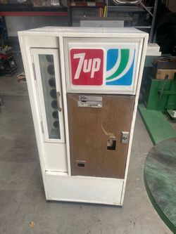 Vintage soda machine 7 UP