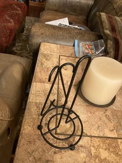 Nice sturdy Black heavy metal paper towel holder for regular rolls not extra large/Costco rolls apex