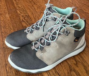 TEVA HIKING BOOTS