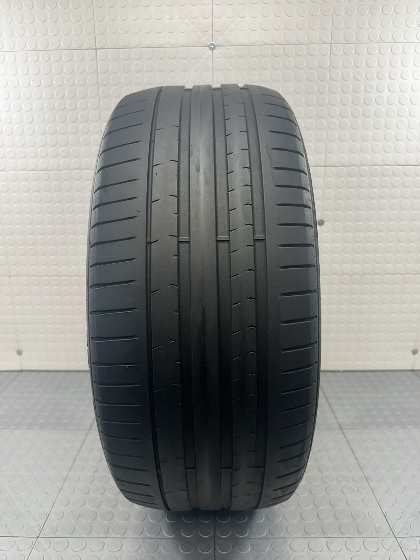 One Used Tire Pirelli 275/40/21 107Y #825