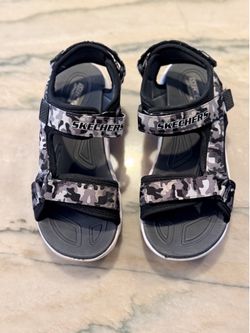 Boys, sandals, sketchers light up size 3