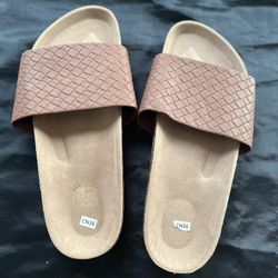 Woman’s Sandals / Slides