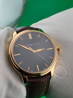 H Moser & Cie 18k Rose gold